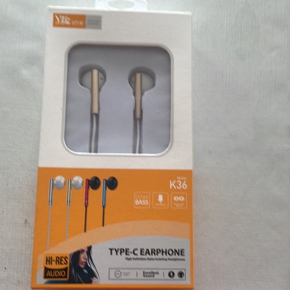 Brand new in box Type-C Earphones. - Picture 3 of 5